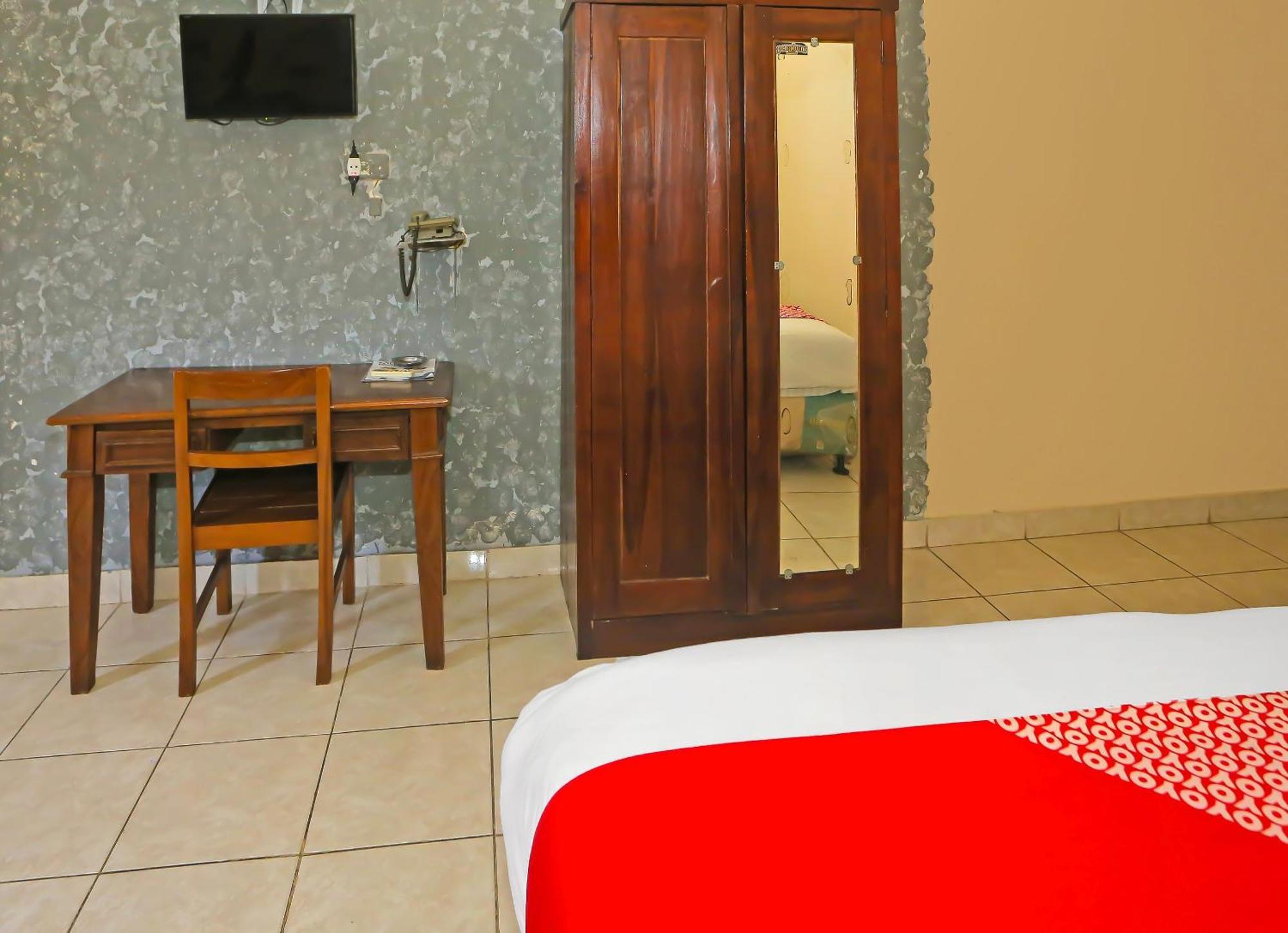 Super Oyo 3978 Hotel Danau Indah Bekasi Exterior foto